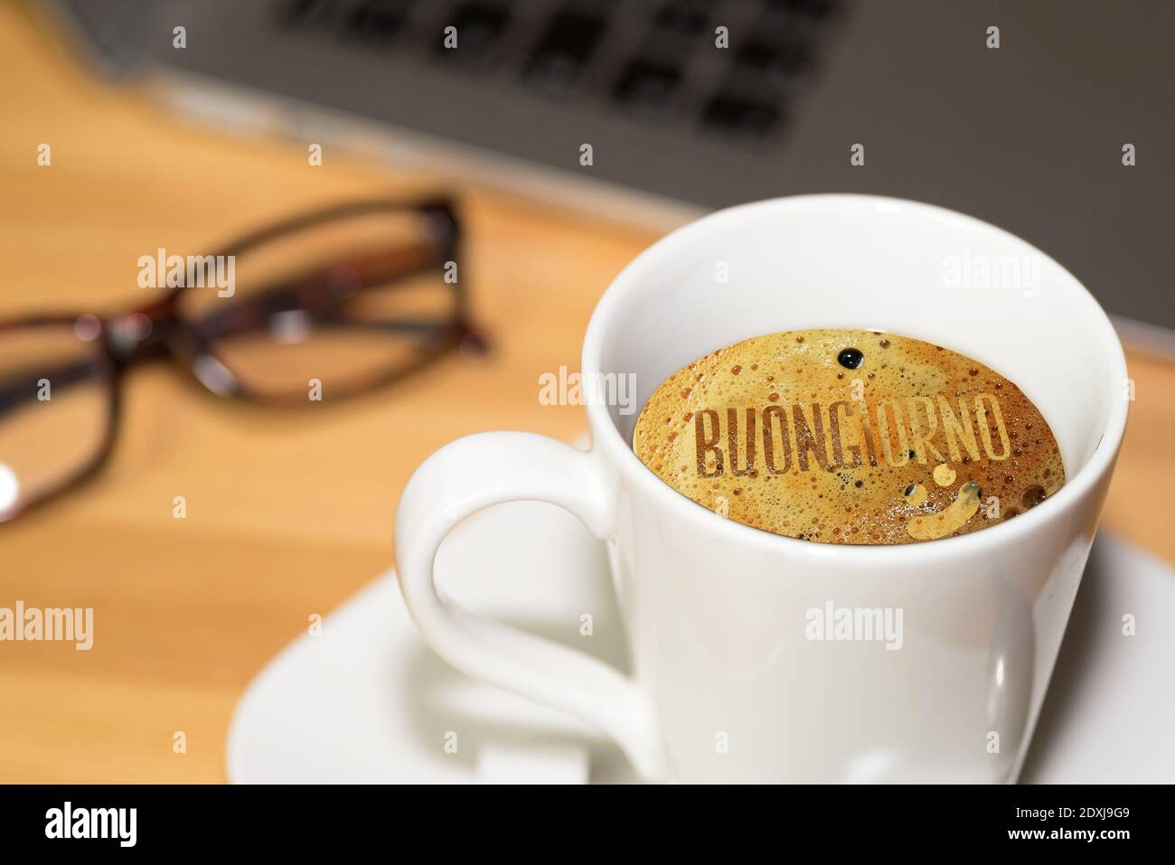 Una tazza di caffè e una buona mattina nel Buongiorno italiano Foto Stock