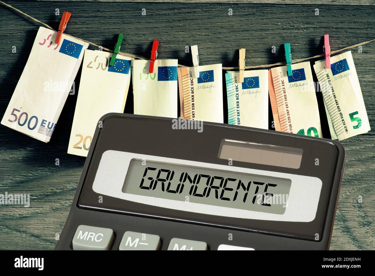 Banconote in euro, calcolatori e la pensione di base Foto Stock