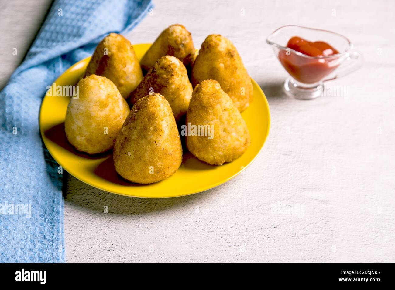 Arancini al piatto siciliano - palle di riso fritte con carne Foto Stock Arancini al piatto siciliano - palle di riso fritte con carne Foto Stock