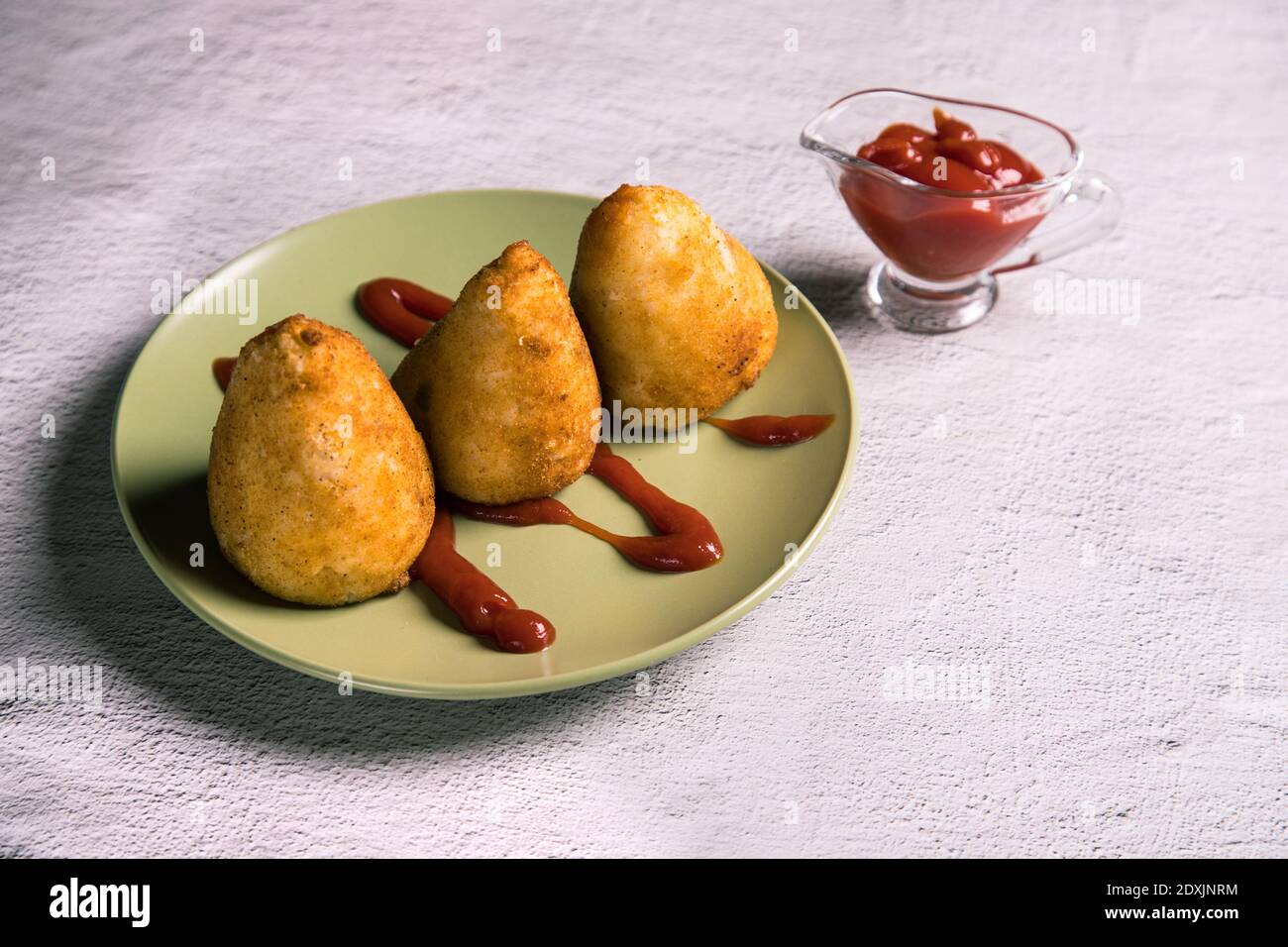 Le palle di riso fritte farcite con carne sono un piatto della cucina italiana siciliana. Spazio di copia. Foto Stock Le palle di riso fritte farcite con carne sono un piatto della cucina italiana siciliana. Spazio di copia. Foto Stock