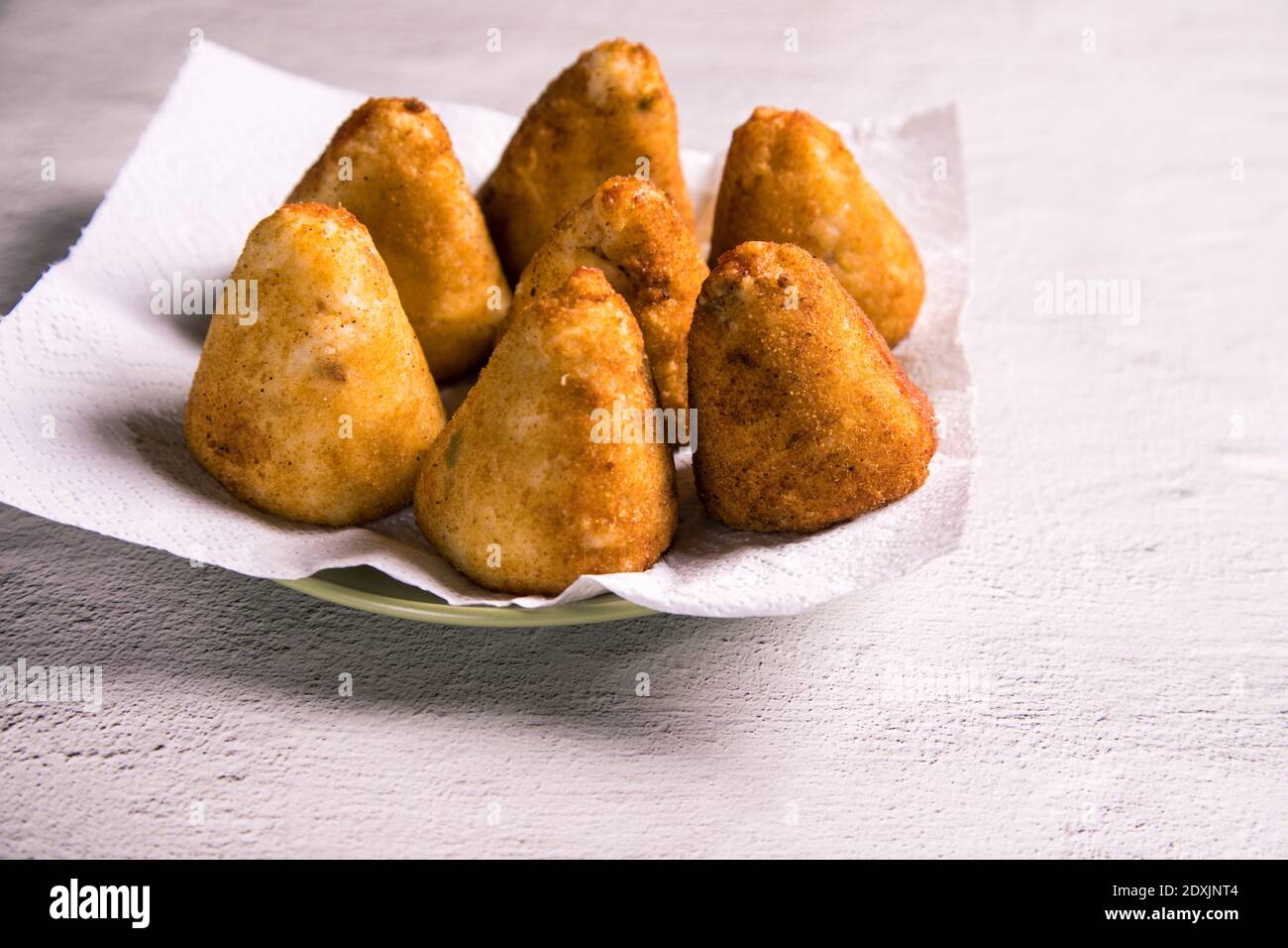 Un piatto tipico della cucina siciliana italiana le palle di riso ripieno fritte con arancini. Venduto per strada, sul mercato. Spazio di copia. Foto Stock Un piatto tipico della cucina siciliana italiana le palle di riso ripieno fritte con arancini. Venduto per strada, sul mercato. Spazio di copia. Foto Stock