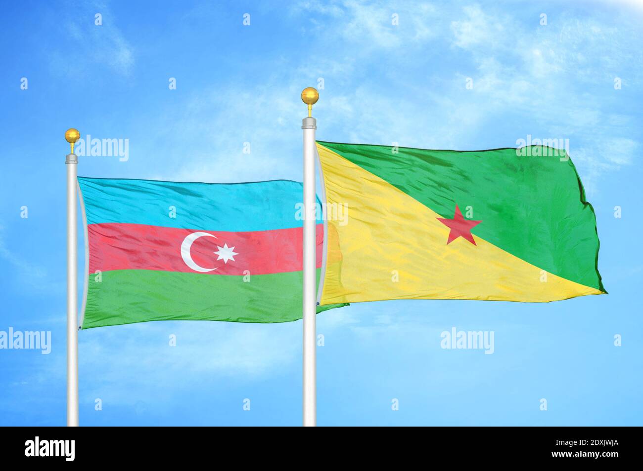 Azerbaigian e Guyana francese due bandiere su flagpoli e blu cielo Foto Stock