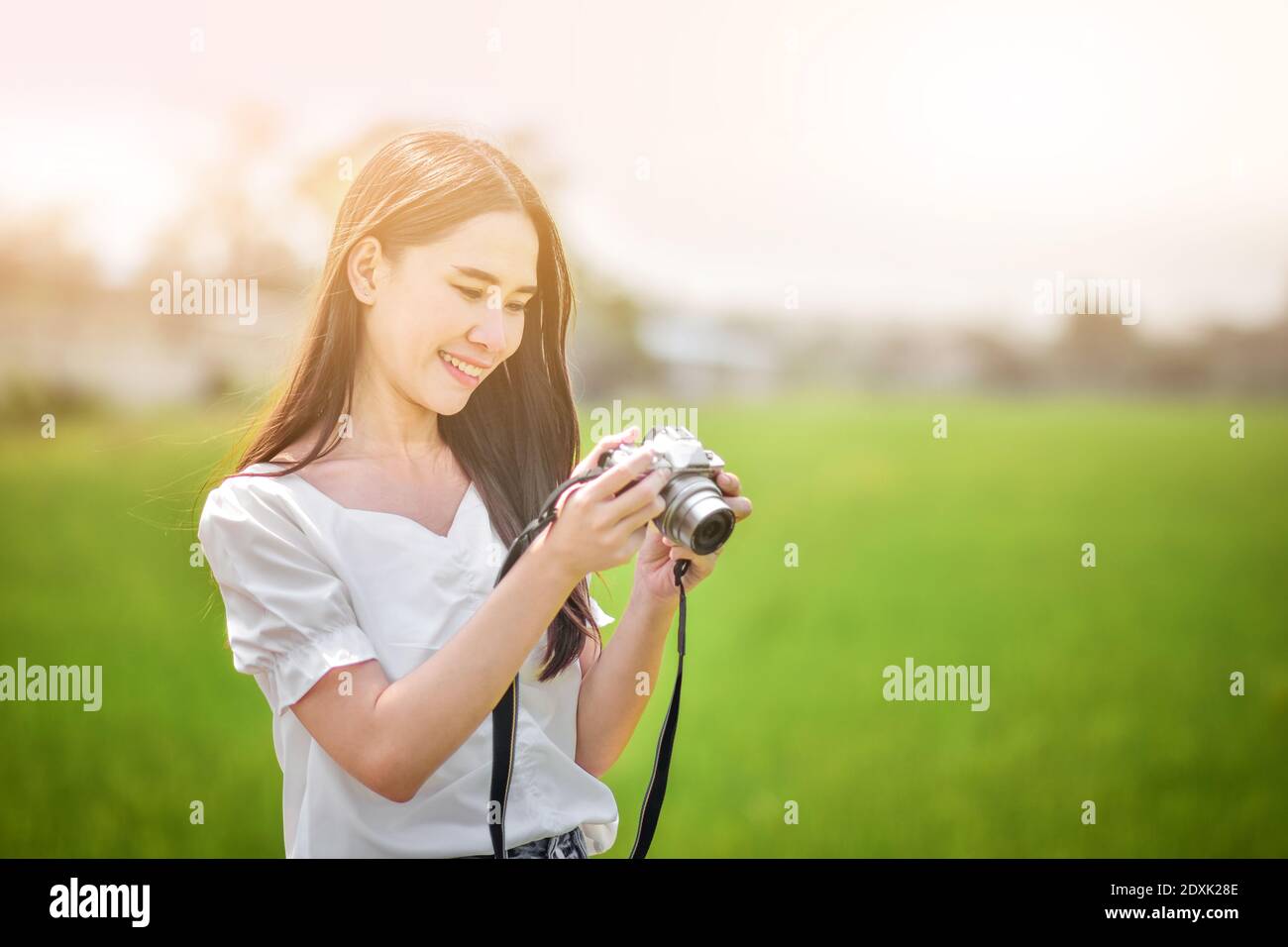 Bellezza Asian Donne Holding fotocamera viaggio scattare foto in natura sfondo luce solare Foto Stock