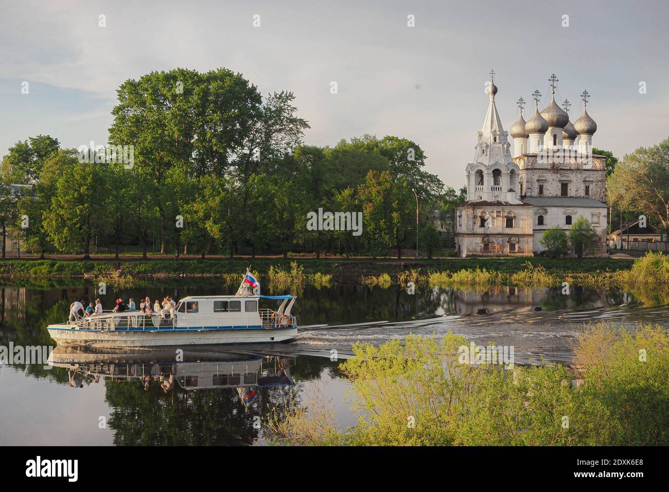 Una barca a vela su un fiume passando per le antiche chiese della città di Vologda. Foto Stock