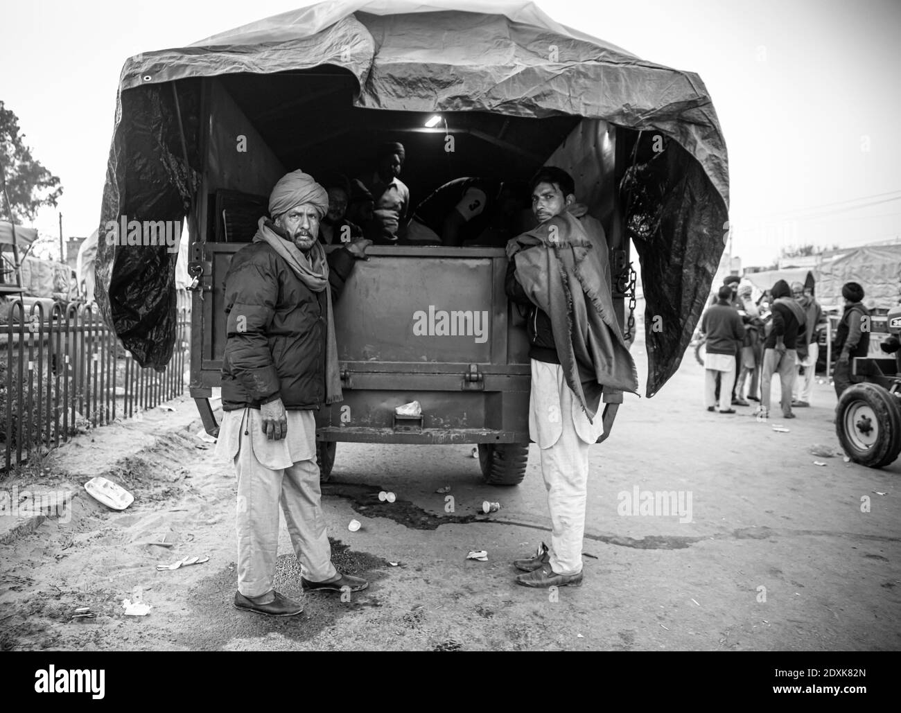 ritratto di gruppo di agricoltori durante la protesta al confine con delhi haryana, protestano contro la nuova legge agricola in india. Foto Stock
