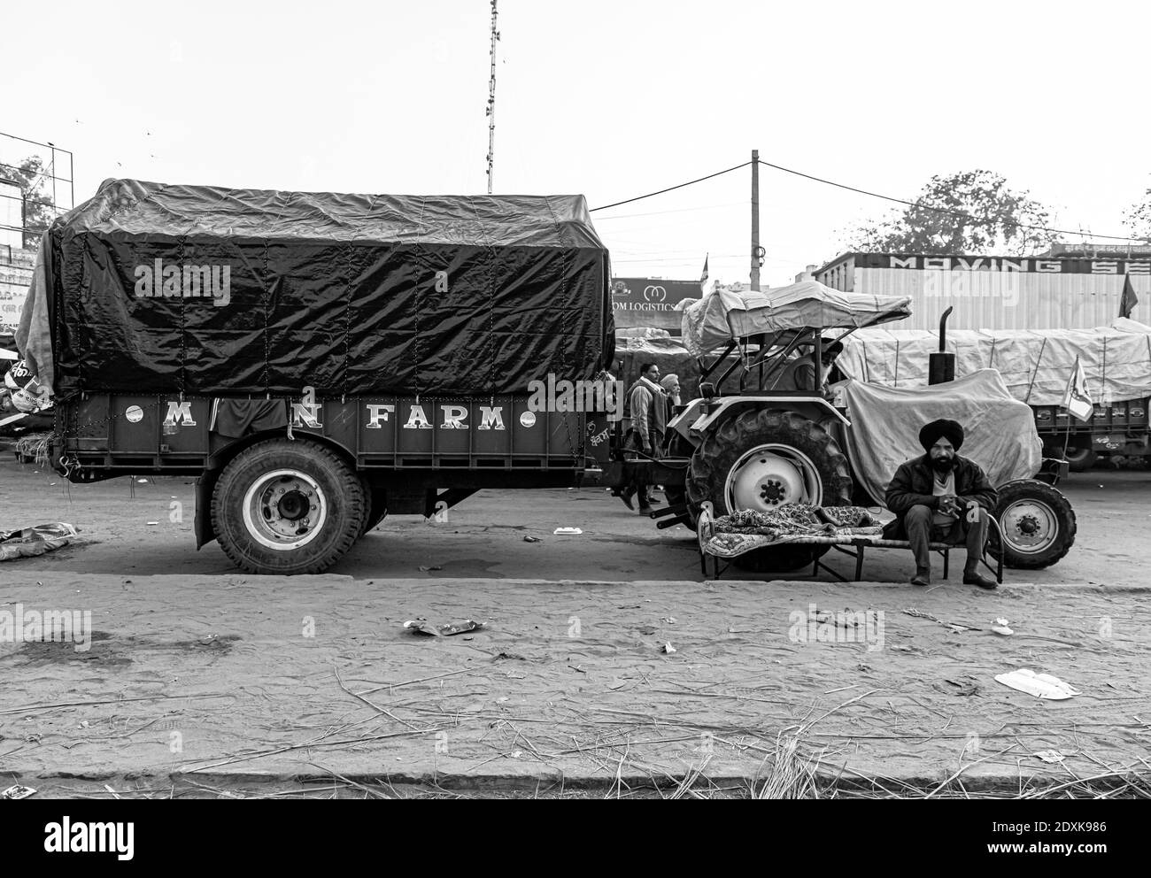 ritratto di gruppo di agricoltori durante la protesta al confine con delhi haryana, protestano contro la nuova legge agricola in india. Foto Stock