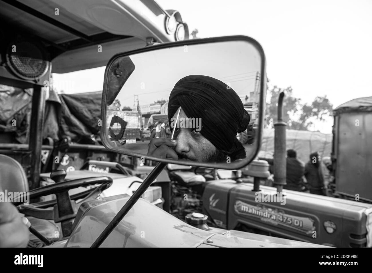 ritratto di gruppo di agricoltori durante la protesta al confine con delhi haryana, protestano contro la nuova legge agricola in india. Foto Stock