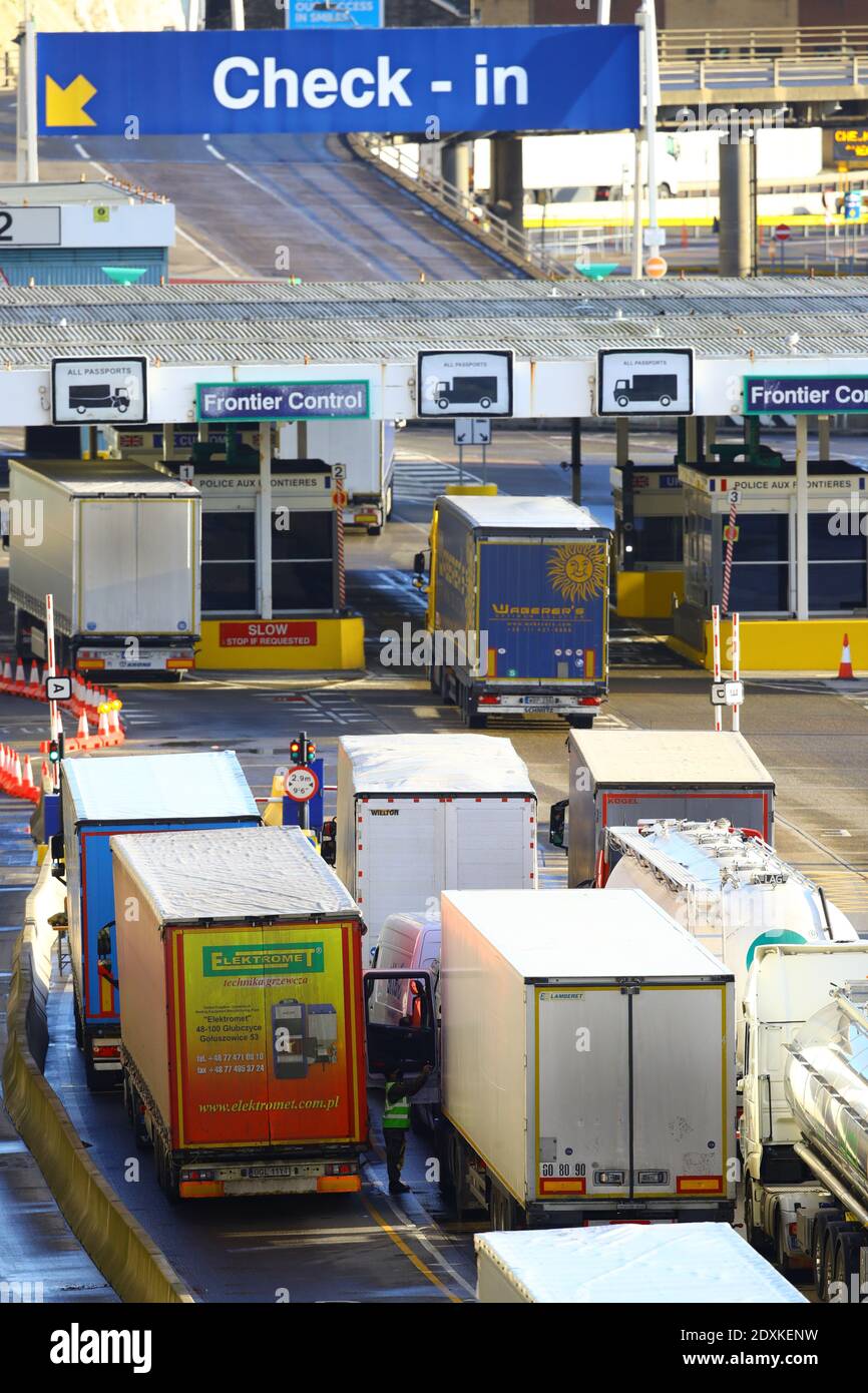 I camion passano attraverso l'area di check-in al porto di dover, Kent, dove migliaia di persone aspettano di riprendere il viaggio attraverso la Manica dopo la riapertura dei confini con la Francia. I ritardi continuano, in quanto i viaggiatori devono essere in grado di dimostrare un risultato negativo del test effettuato nelle ultime 72 ore per poter attraversare la Francia. Foto Stock