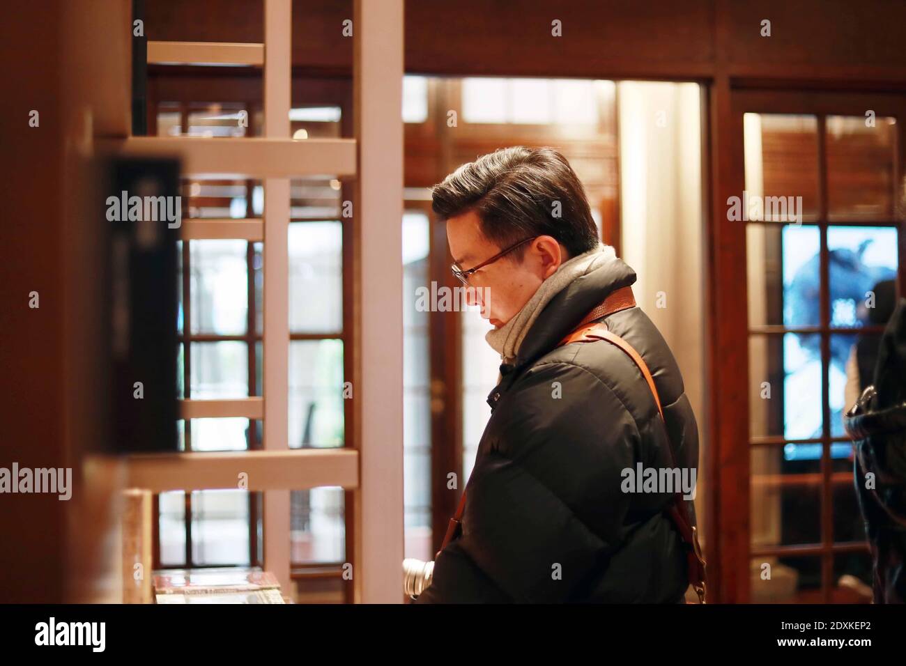 I cittadini vanno alla libreria giapponese di recente apertura Tsutaya Books, che è anche la prima filiale in Cina continentale, Shanghai, Cina, 24 dicembre 2020. Foto Stock
