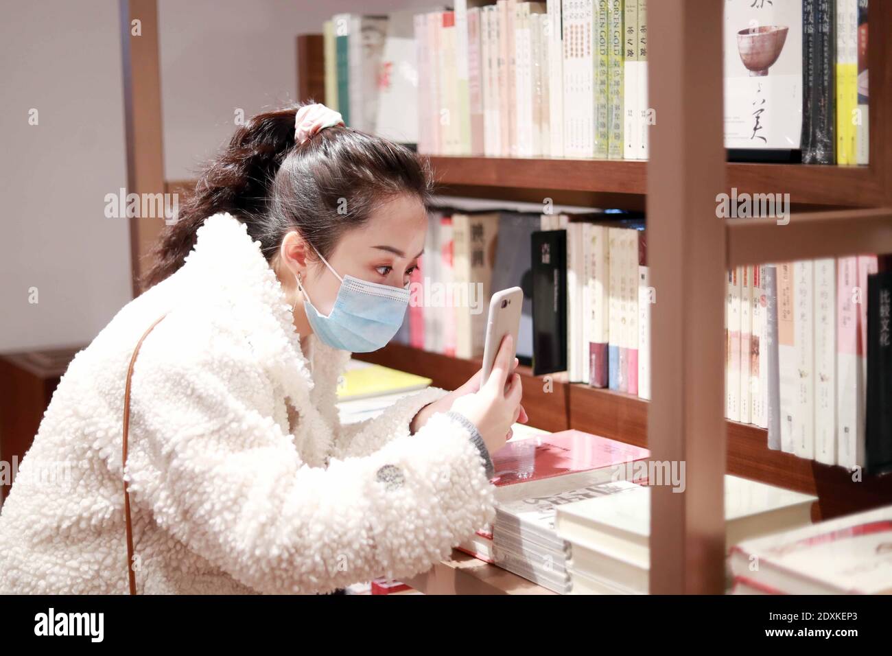 I cittadini vanno alla libreria giapponese di recente apertura Tsutaya Books, che è anche la prima filiale in Cina continentale, Shanghai, Cina, 24 dicembre 2020. Foto Stock