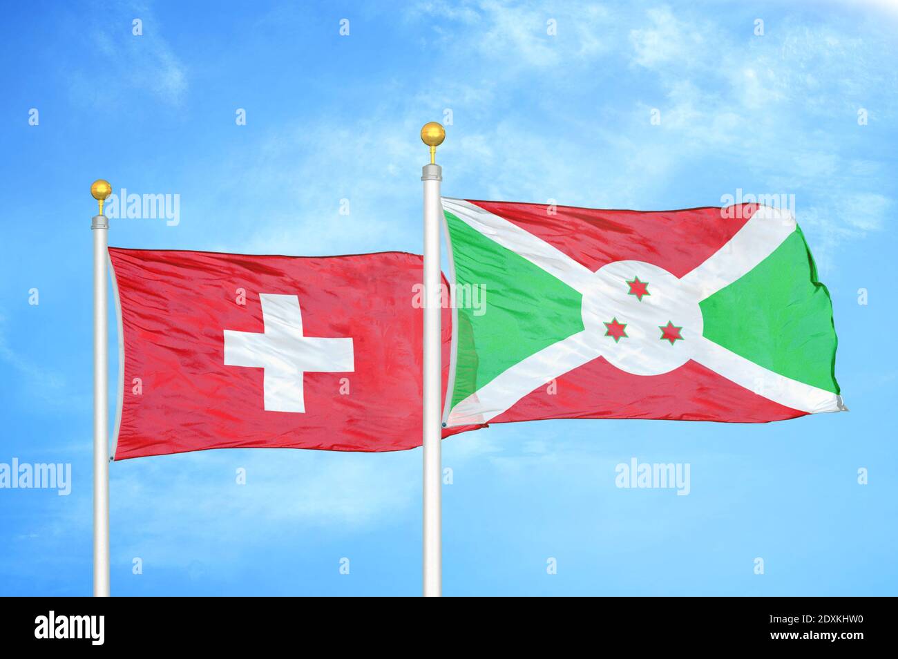 La Svizzera e il Burundi due bandiere su pali e cielo blu Foto Stock