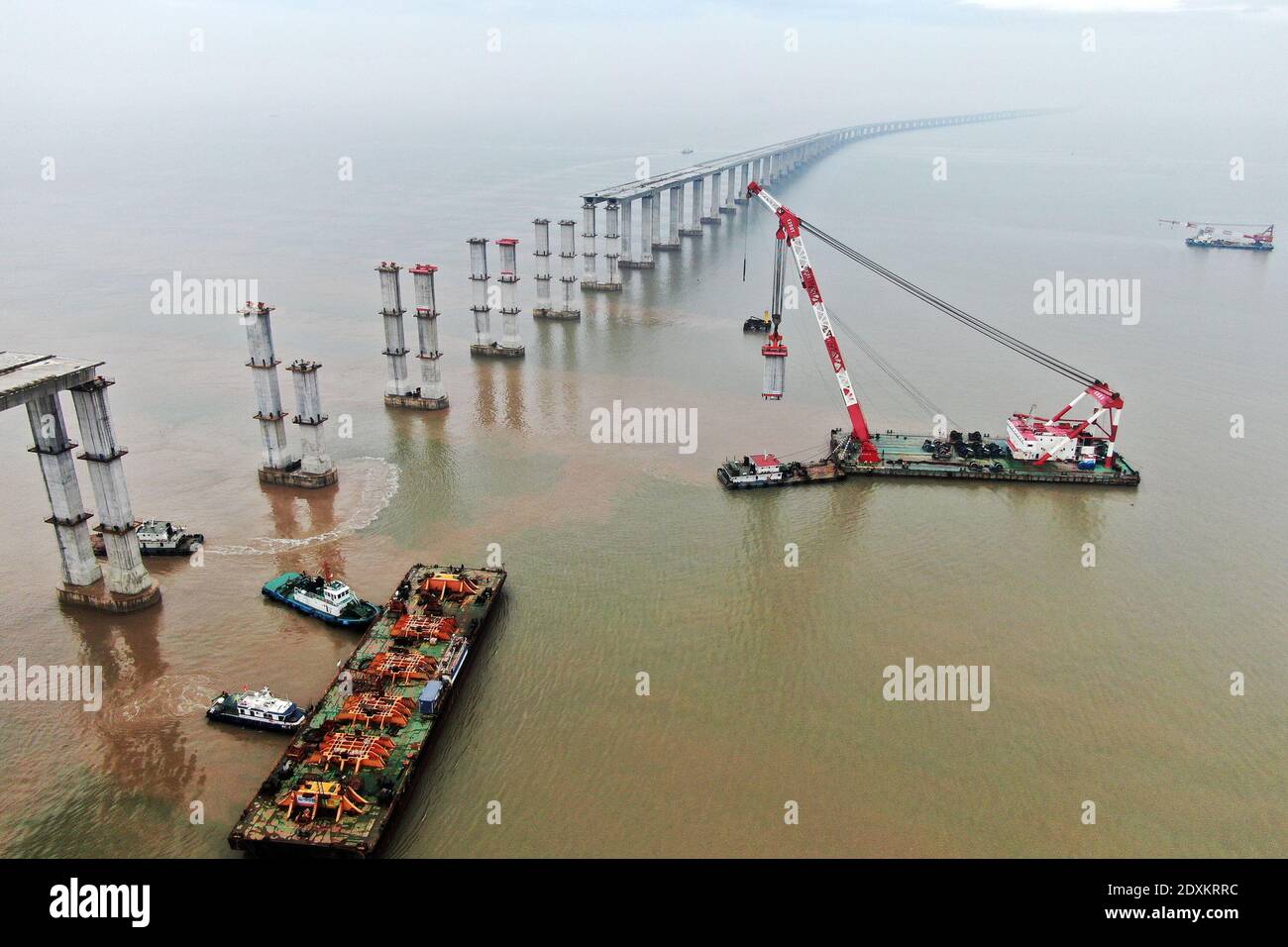 Una vista aerea delle gru che si erigono sui moli del Ponte Zhodai, città di Zhoushan, provincia di Zhejiang, nella Cina orientale, il 23 dicembre 2020. Il Foto Stock