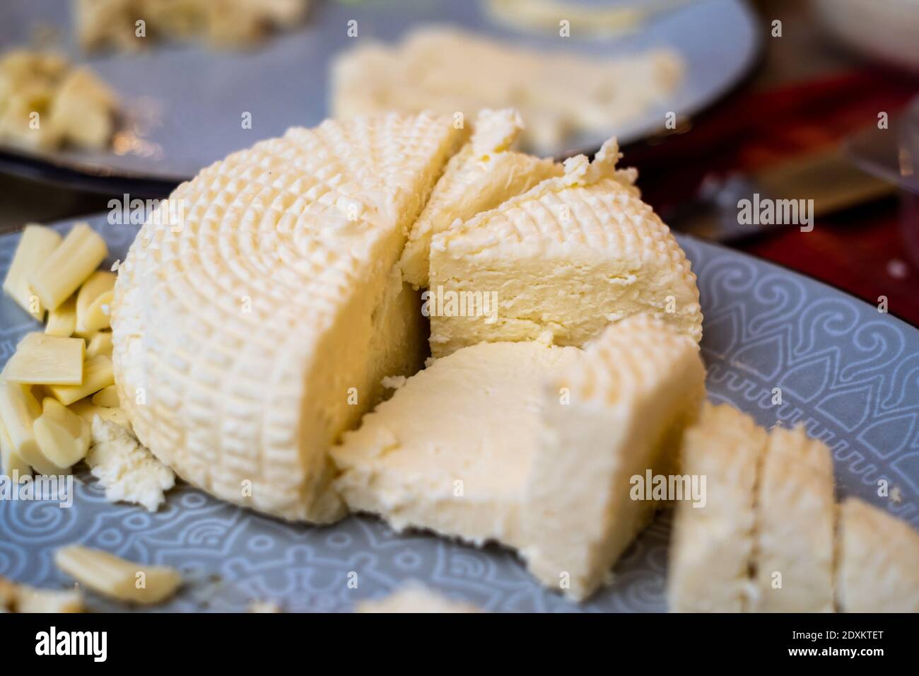 Piatto con delizioso formaggio morbido Foto Stock
