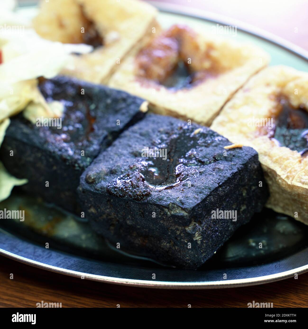 Tofu spinoso fritto, cagliata di fagioli fermentata con verdure di cavolo sottaceto, cibo di strada famoso e delizioso a Taiwan, stile di vita. Foto Stock