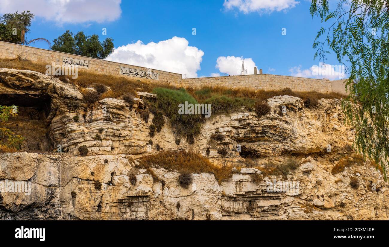 Gerusalemme, Israele - 14 ottobre 2017: Scarpata di roccia di Skull Hill - Calvario o Golgota - considerato come luogo reale di crocifissione di Gesù Cristo Foto Stock