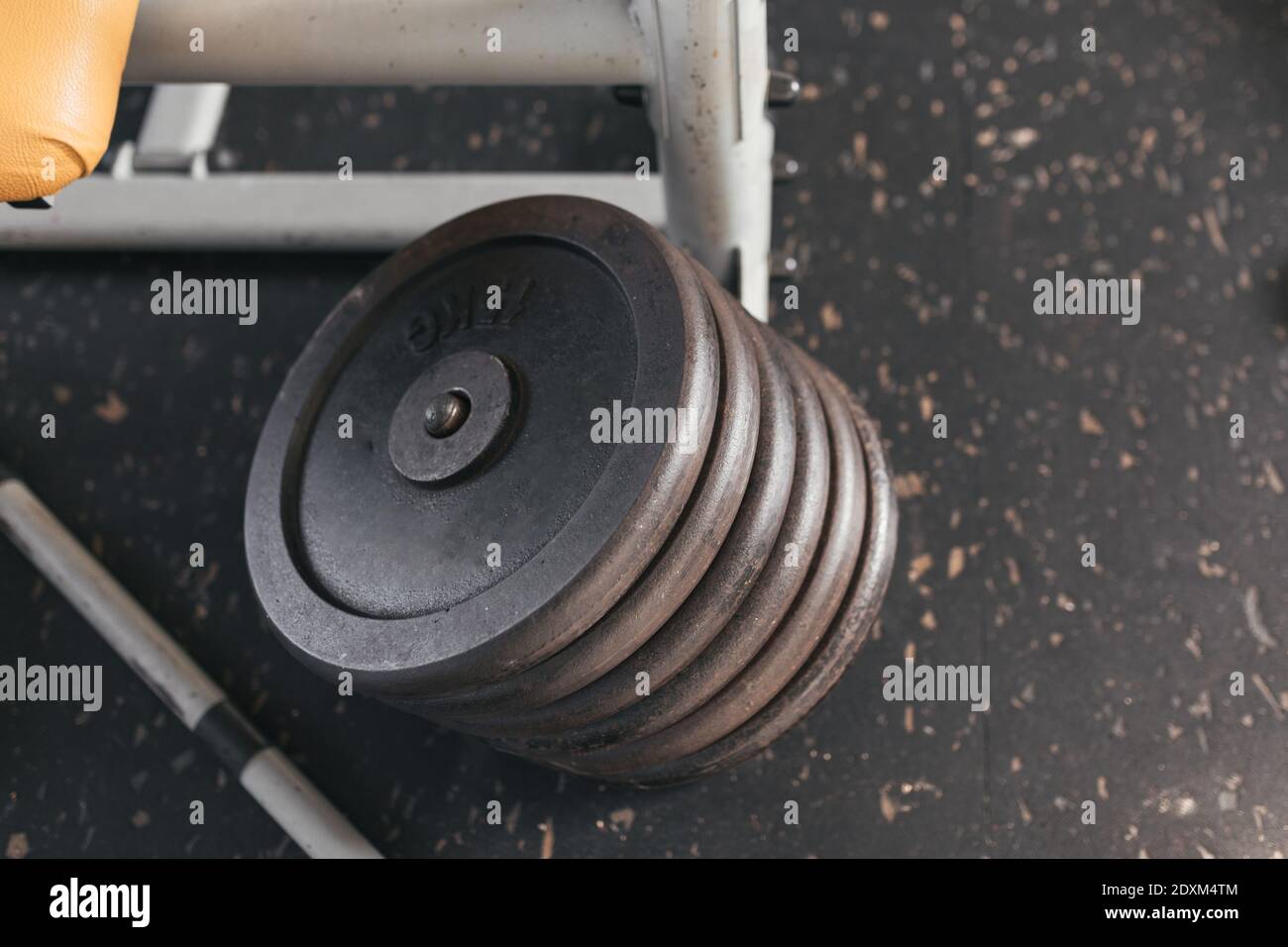 Attrezzature da palestra sul pavimento.cornice di sfondo Sport con spazio vuoto. Foto Stock