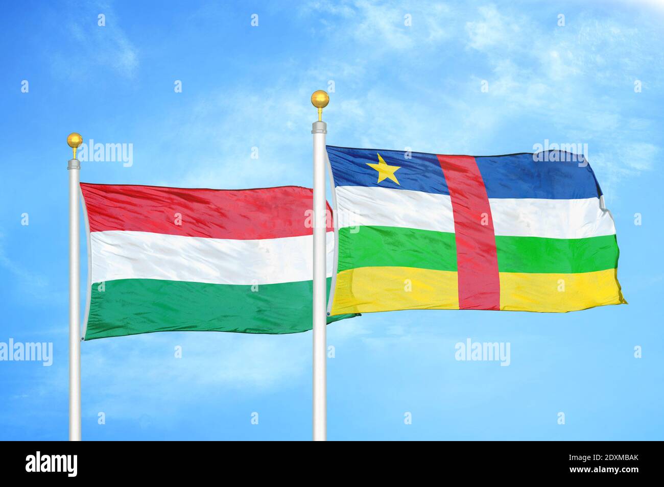 Ungheria e Repubblica Centrafricana due bandiere sui flagpoli e. cielo blu nuvoloso Foto Stock