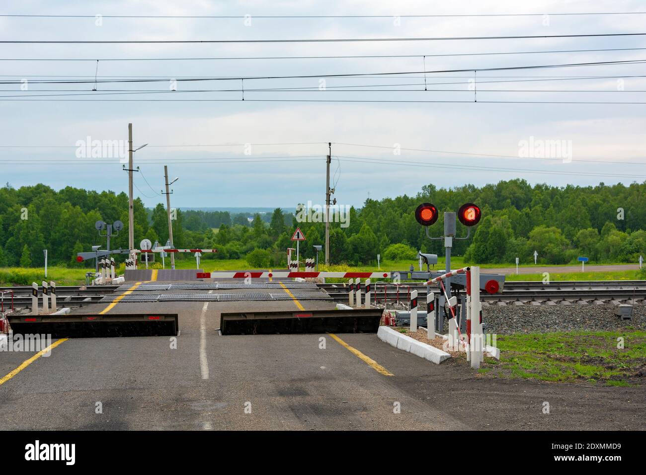 Attraversamento ferroviario della ferrovia TRANS-Siberiana, dotata di barriera automatica e barriere automatiche, regione Kemerovo-Kuzbass Foto Stock