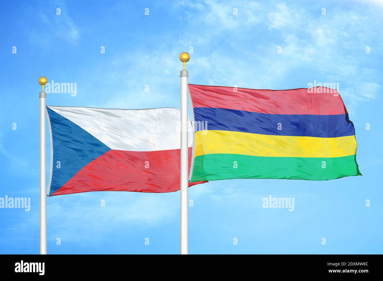 Ceco e Maurizio due bandiere su flagpoli e blu nuvoloso cielo Foto Stock