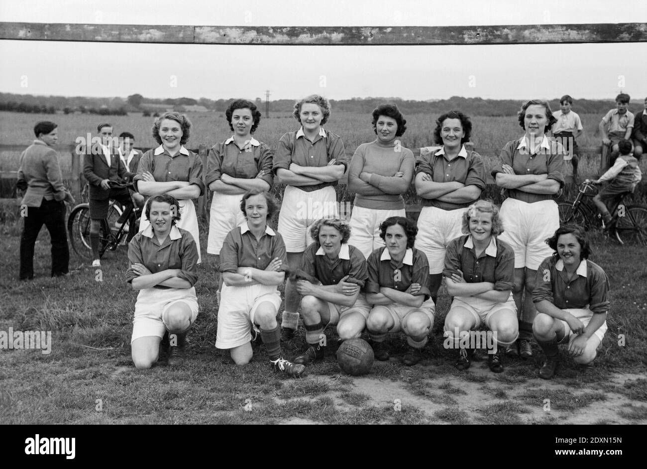 Una fotografia in bianco e nero degli anni '50 d'epoca di una squadra femminile di calcio, calcio in Inghilterra. Foto Stock