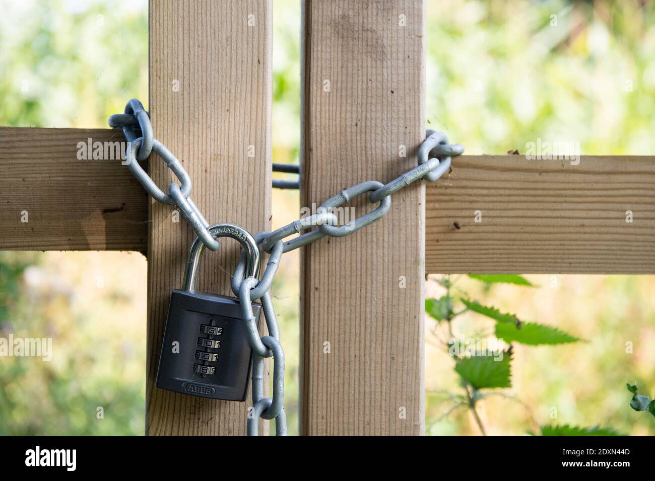 Cancelli con lucchetto all'ingresso di un campo per impieghi pesanti. Cumbria, Regno Unito. Foto Stock