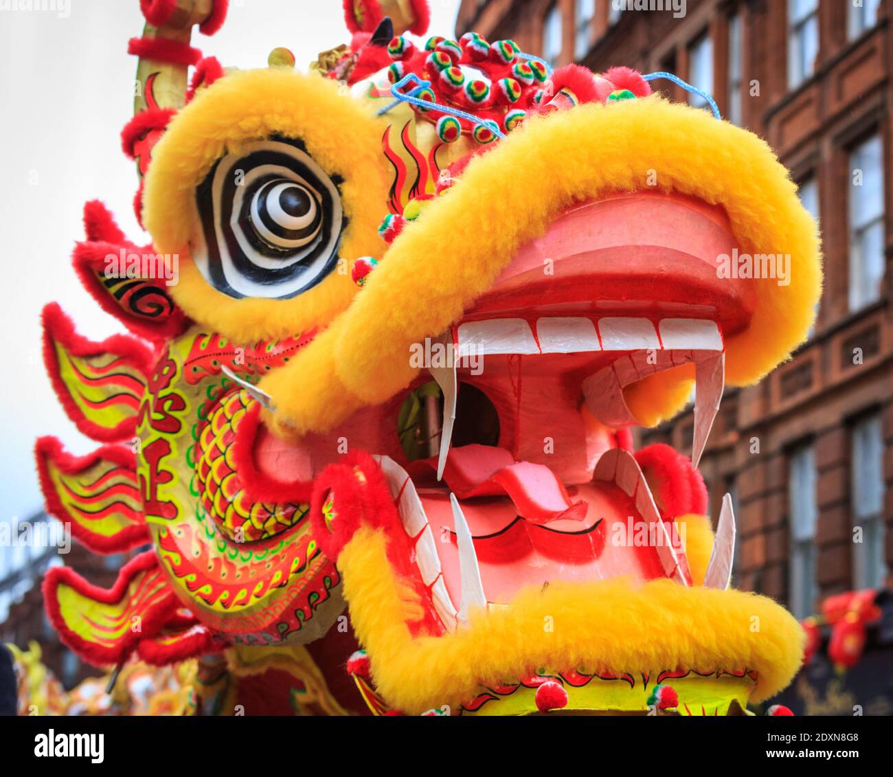 Danza del drago. Festeggiamenti e sfilate di Capodanno cinese, artisti al festival di Chinatown, Londra, Regno Unito Foto Stock