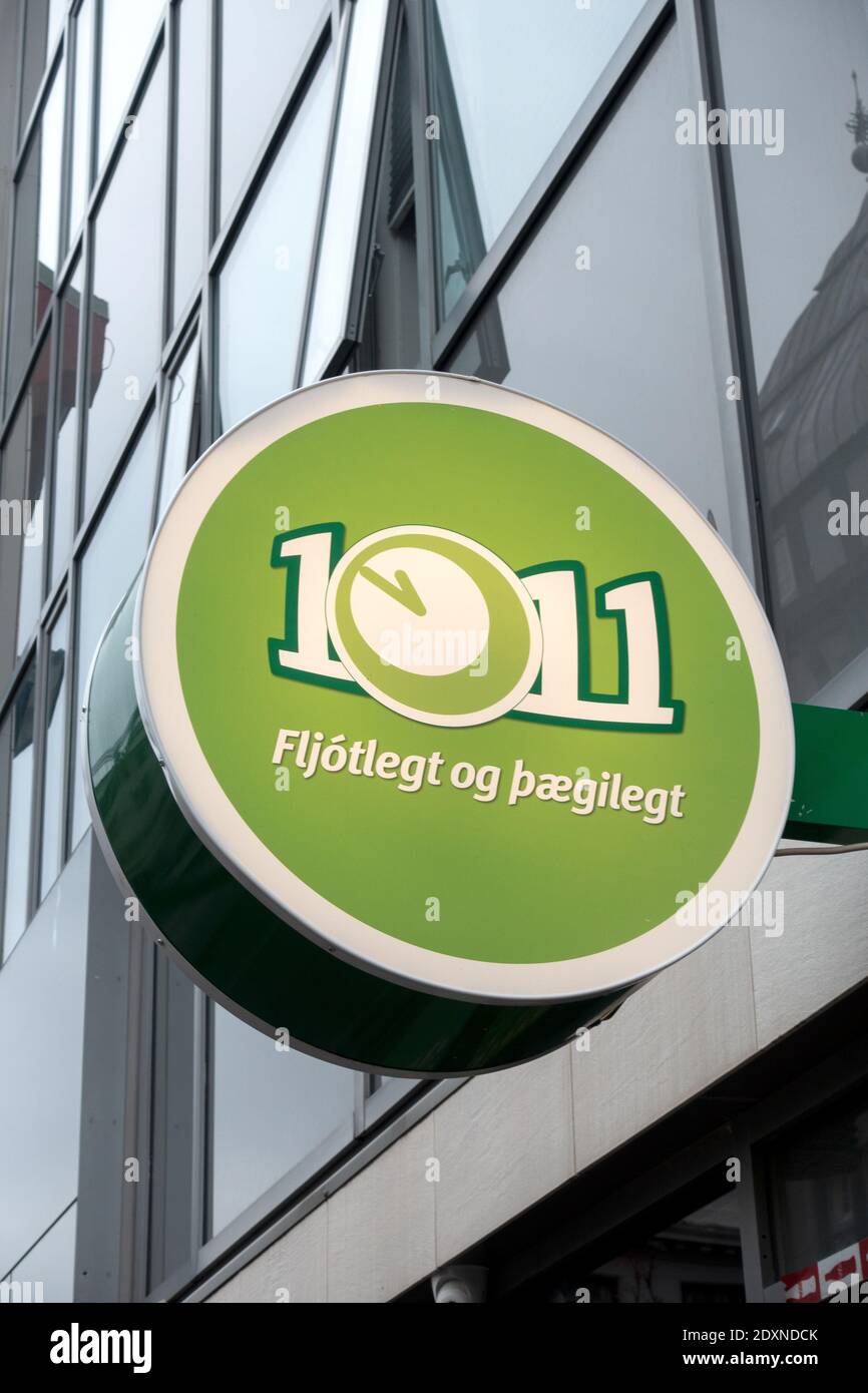 10-11 minimarket illuminato segno Supermarket logo Reykjavik Islanda Foto Stock
