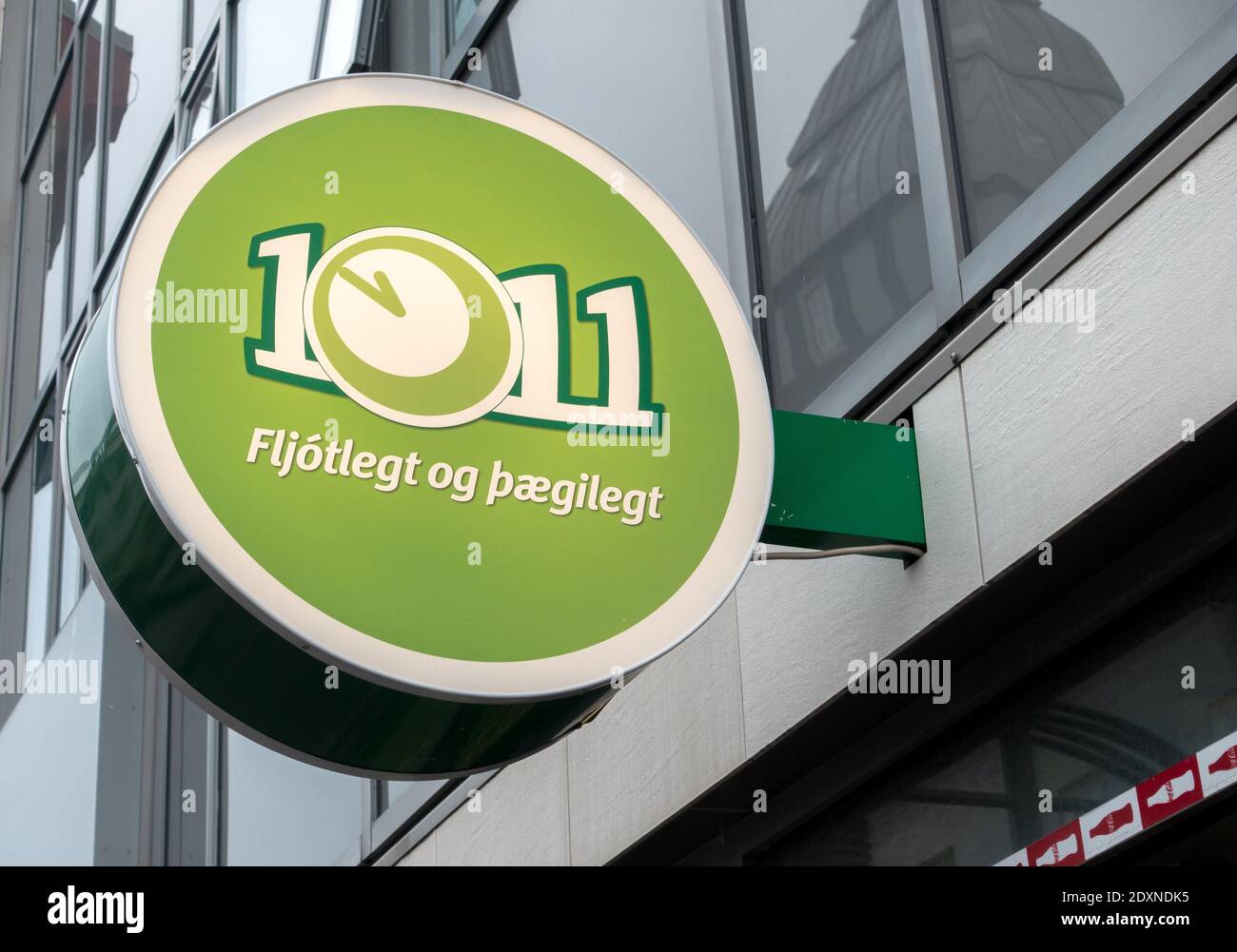 10-11 minimarket illuminato segno Supermarket logo Reykjavik Islanda Foto Stock