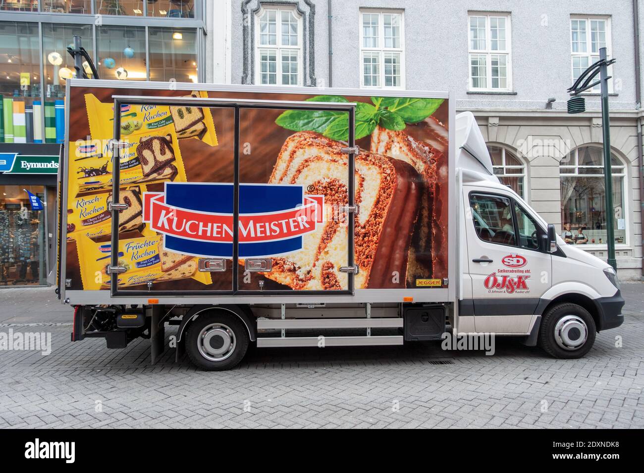 Servizio di consegna del cibo camion di Ó. Johnson & Kaaber con la pubblicità della torta per il marchio Meister di Kuchen a Reykjavik Islanda Foto Stock