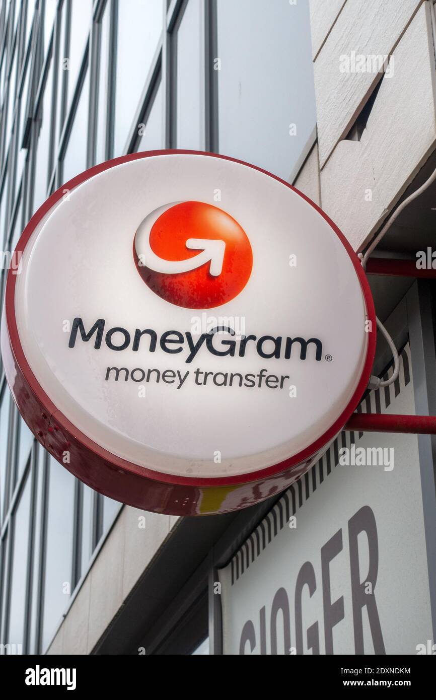 MoneyGram Sign Money Transfer Service al di fuori DI UN negozio a Reykjavik Islanda Foto Stock