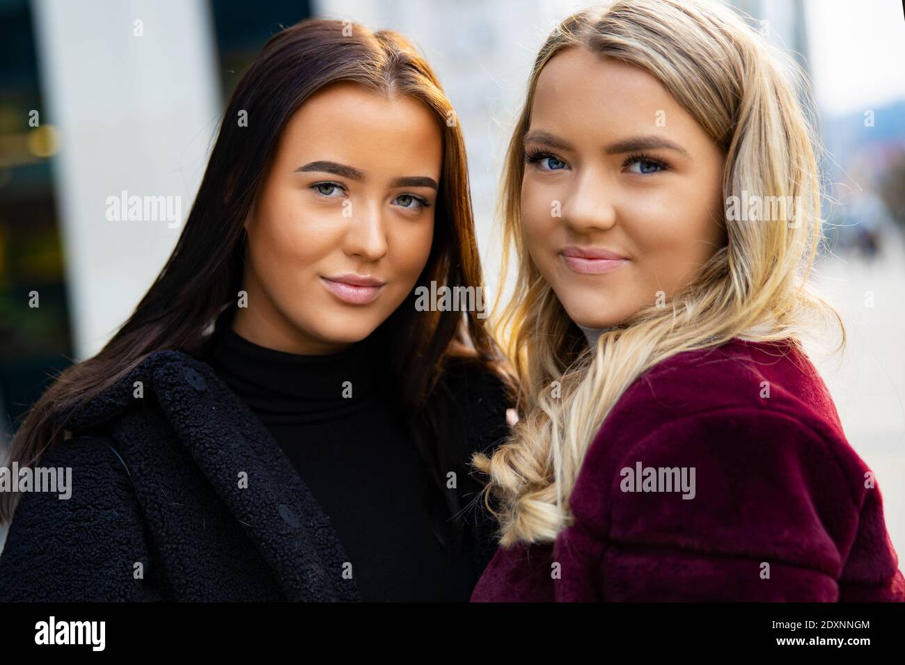 Primo piano Ritratto di sorridere belle giovani Donne amici in città Foto Stock