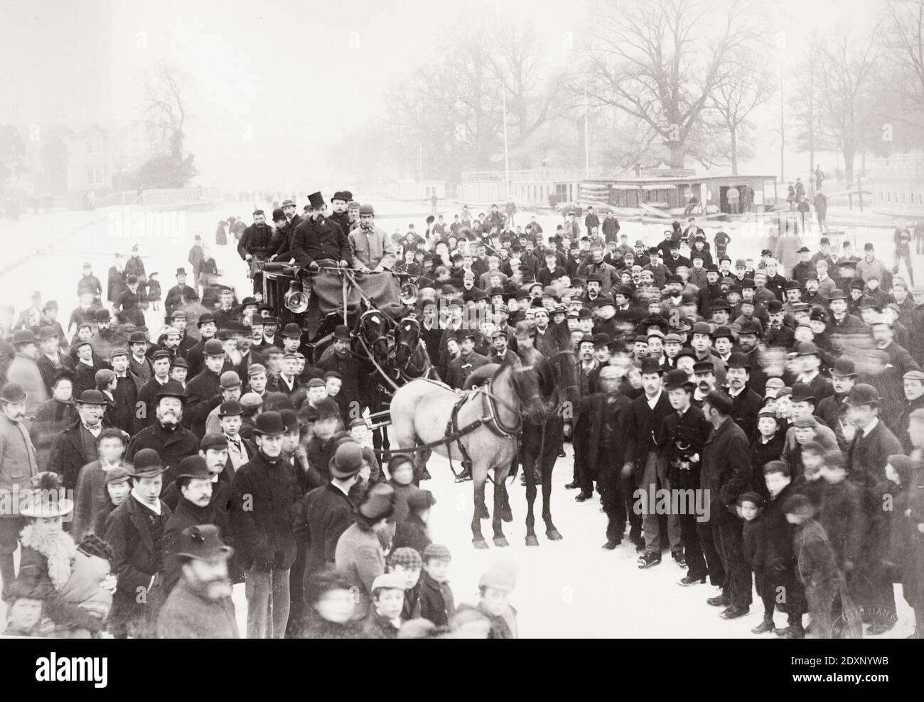 Horse and Carriage, circondato da una folla di persone, si erge sul fiume Frozen Tamigi a Oxford, 1895. Fotografia di Charles Gillman e Company. Foto Stock