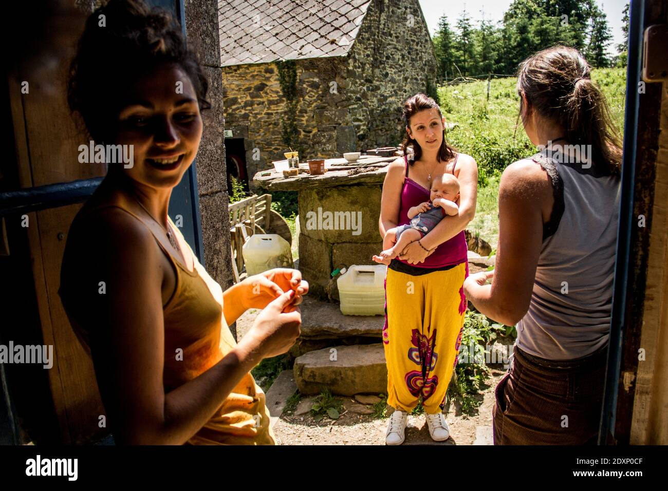 FRA - BRETAGNA - UNA COMUNITÀ AUTONOMA NELLA BRETAGNA CENTRALE nella remota campagna della Bretagna centrale, alla fine di una strada che il GPS ha diff Foto Stock