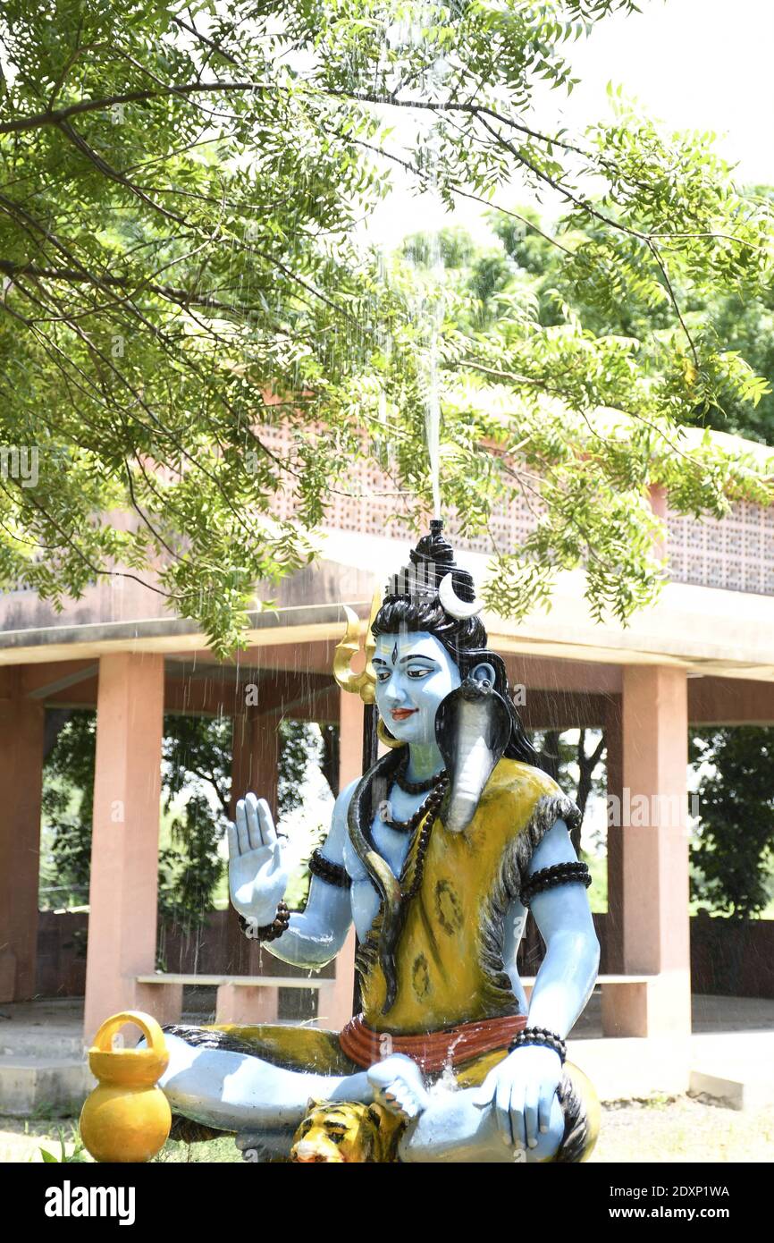 Statua del signore Shiva e sfondo pioggia Foto Stock