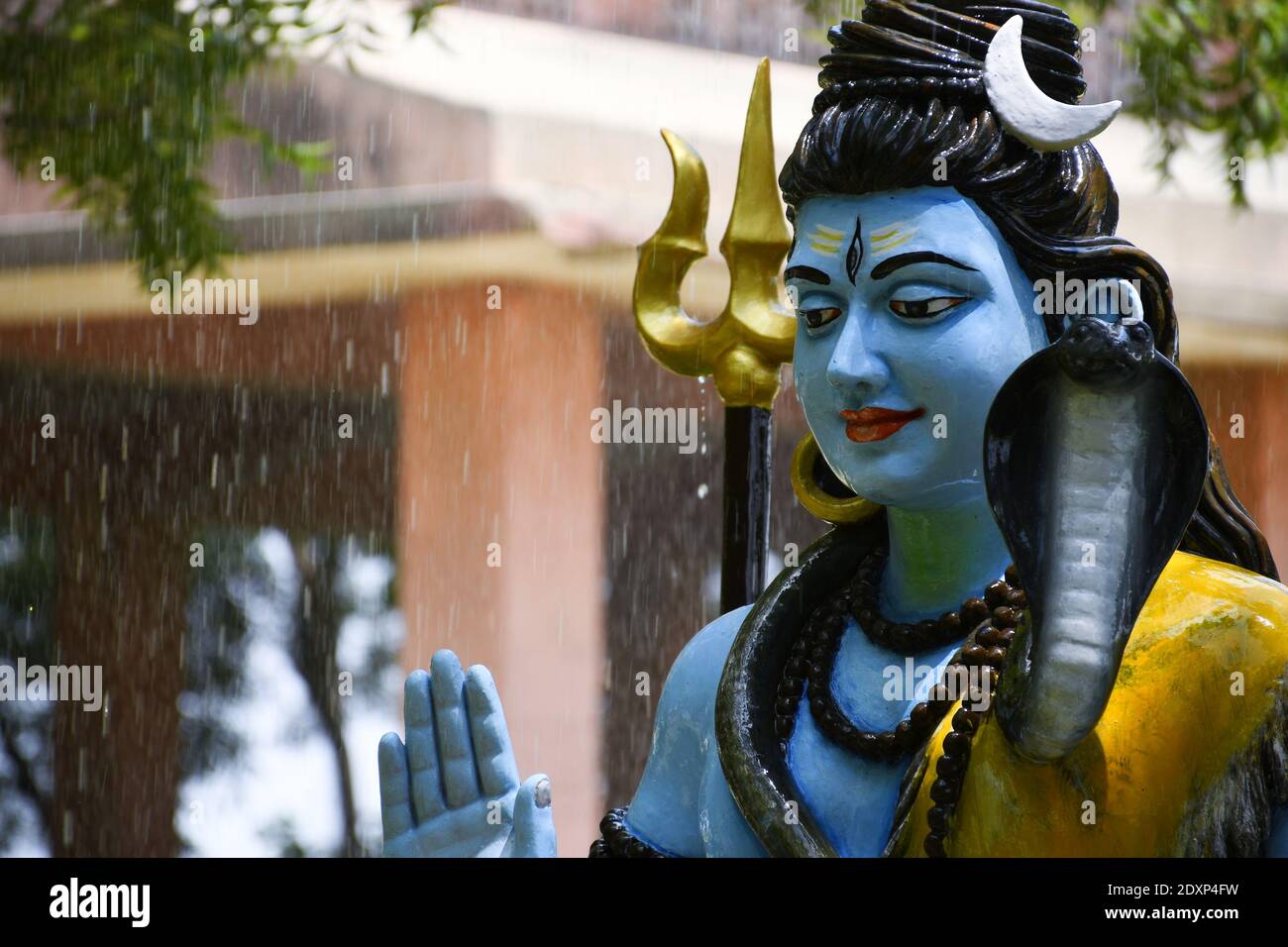 Statua del signore Shiva e sfondo pioggia Foto Stock