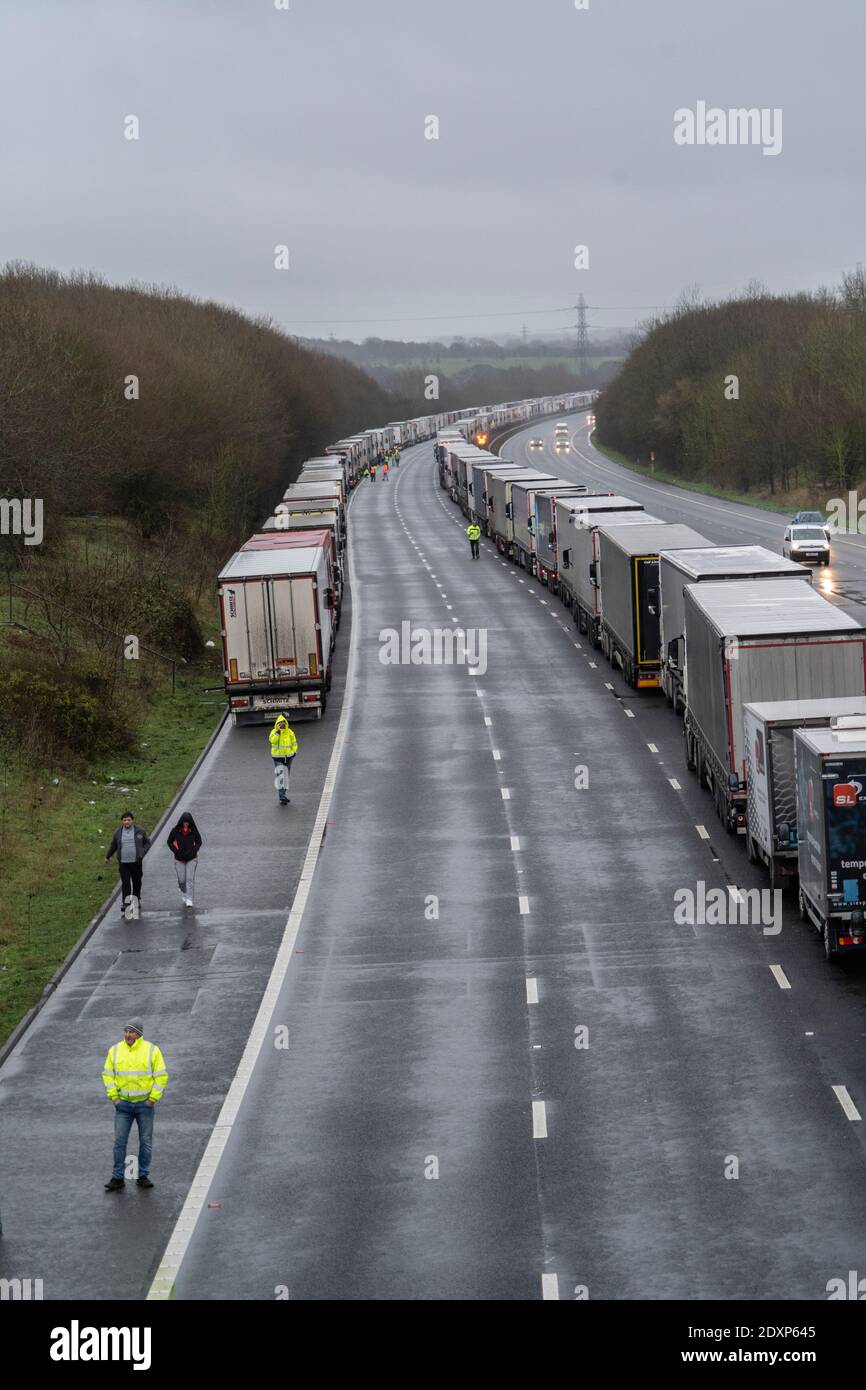 Lunghe file di camion bloccati lungo l'autostrada M20 a Kent, Regno Unito, 23.12.20 Foto Stock