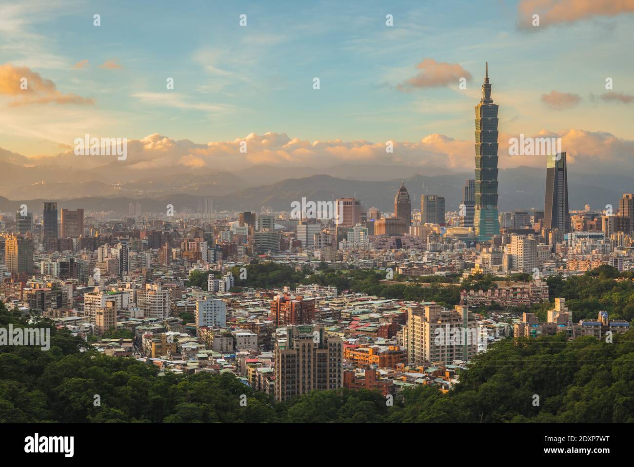 Vista panoramica della città di Taipei a taiwan al tramonto Foto Stock