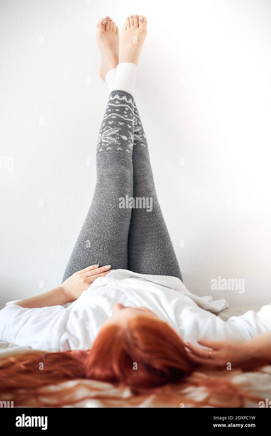 una donna si libera di grumi su leggings di lana, la cura per le leggings  Foto stock - Alamy