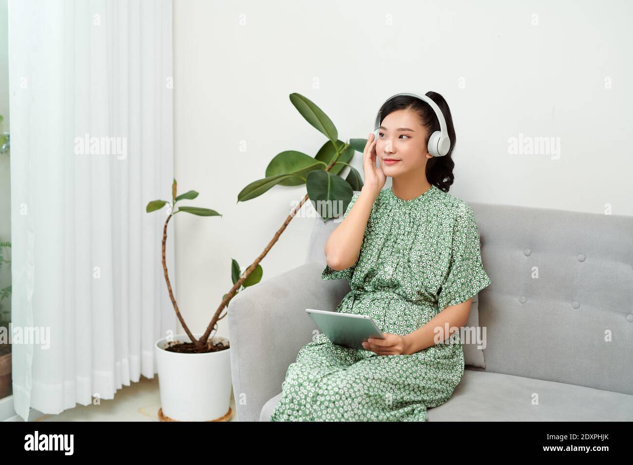 Donna ascoltare musica su tablet pc Foto Stock