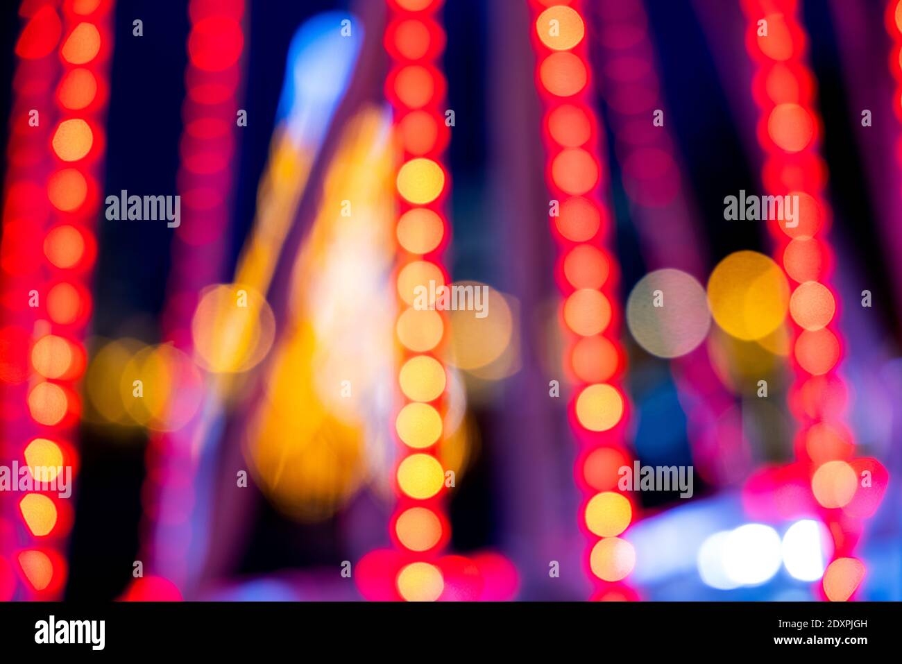Serata accogliente nella città festosa. Immagine offuscata di luci di Natale scintillanti, ghirlande chiare per Natale e Capodanno a mezzanotte. Foto Stock