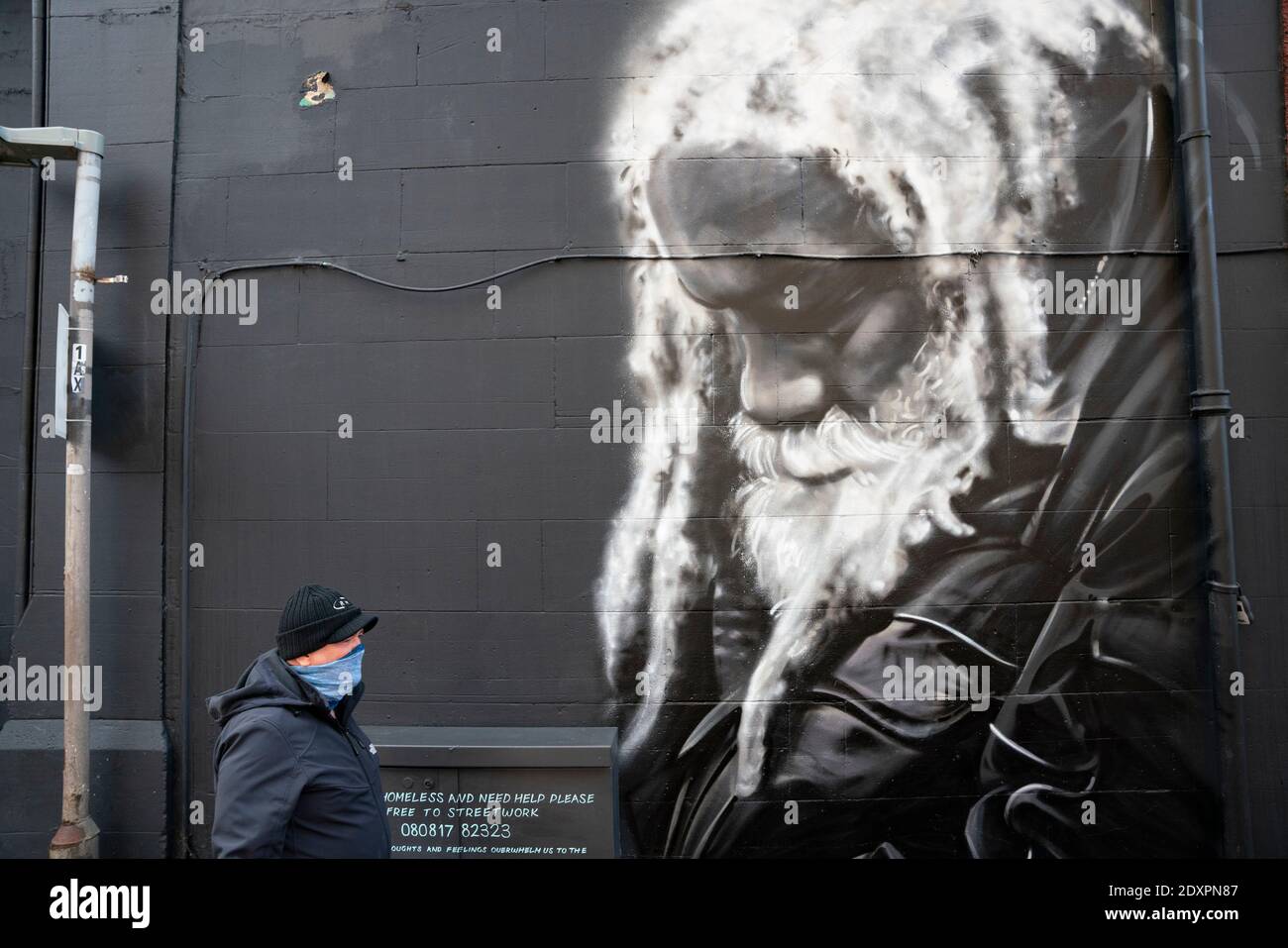 Nuovo murale di Arthur Williams, senzatetto locale a lungo termine, di Shona Hardie a Leith, Edimburgo, Scozia, Regno Unito Foto Stock