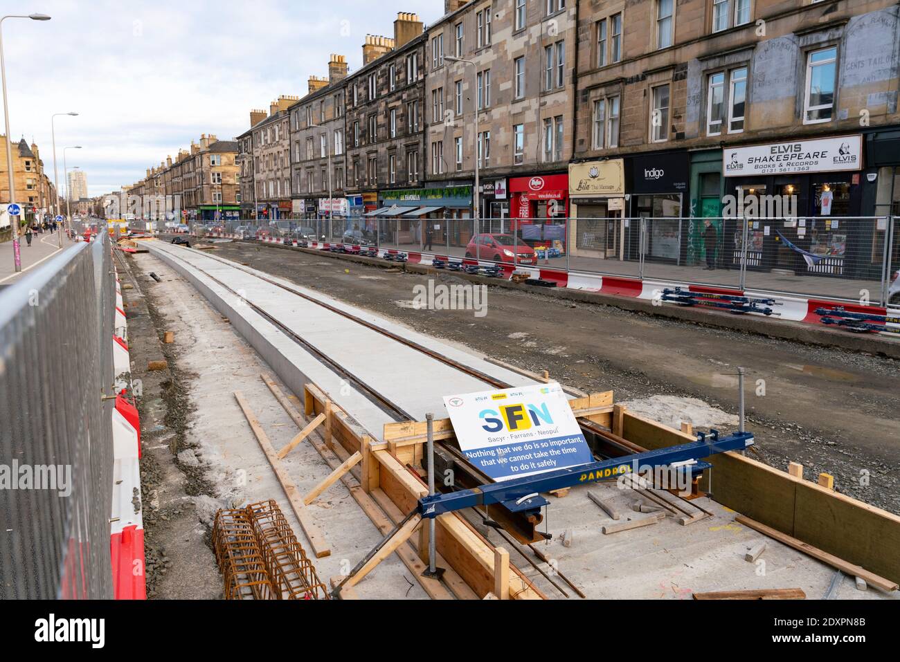 La prima sezione di tracce è stata posata su Leith Walk come parte dei tram di Edimburgo per Newhaven progetto, Scozia Regno Unito Foto Stock