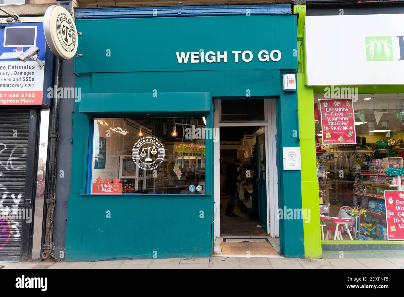 Il negozio Weigh To Go di Leith Walk è un negozio di ricarica non in plastica sostenibile a Leith, Edimburgo, Scozia, Regno Unito Foto Stock