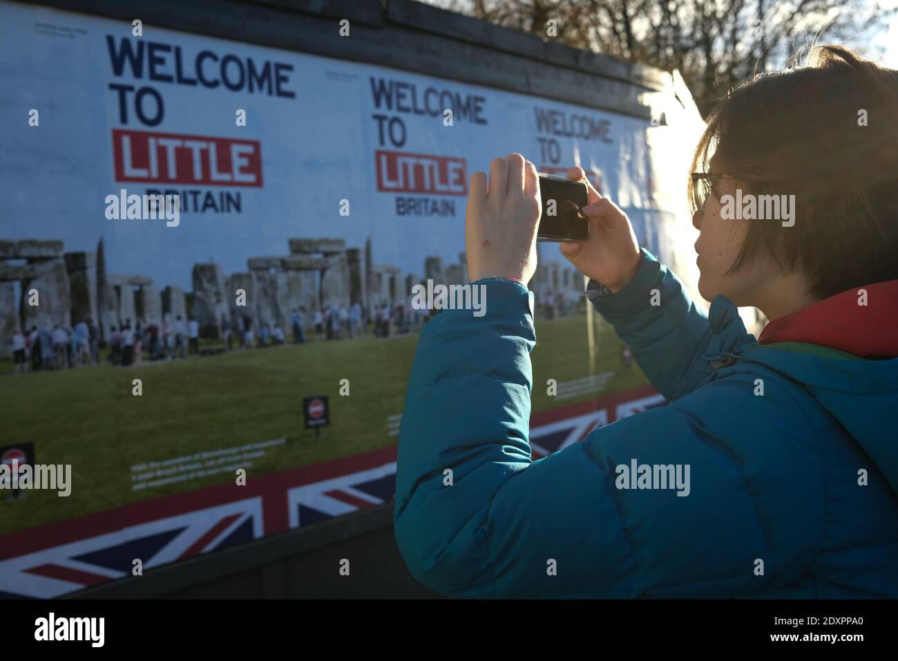 Glasgow, Regno Unito, 24 dicembre 2020. Una nuova campagna per poster, "Welcome to Little Britain" del fotografo Simon Roberts, appare sui cartelloni mentre il Regno Unito e l'Unione europea si preparano ad annunciare che è stato raggiunto un accordo sul Regno Unito che lascia l'Unione europea. Photo credit: Jeremy Sutton-Hibbert/ Alamy Live News. Foto Stock