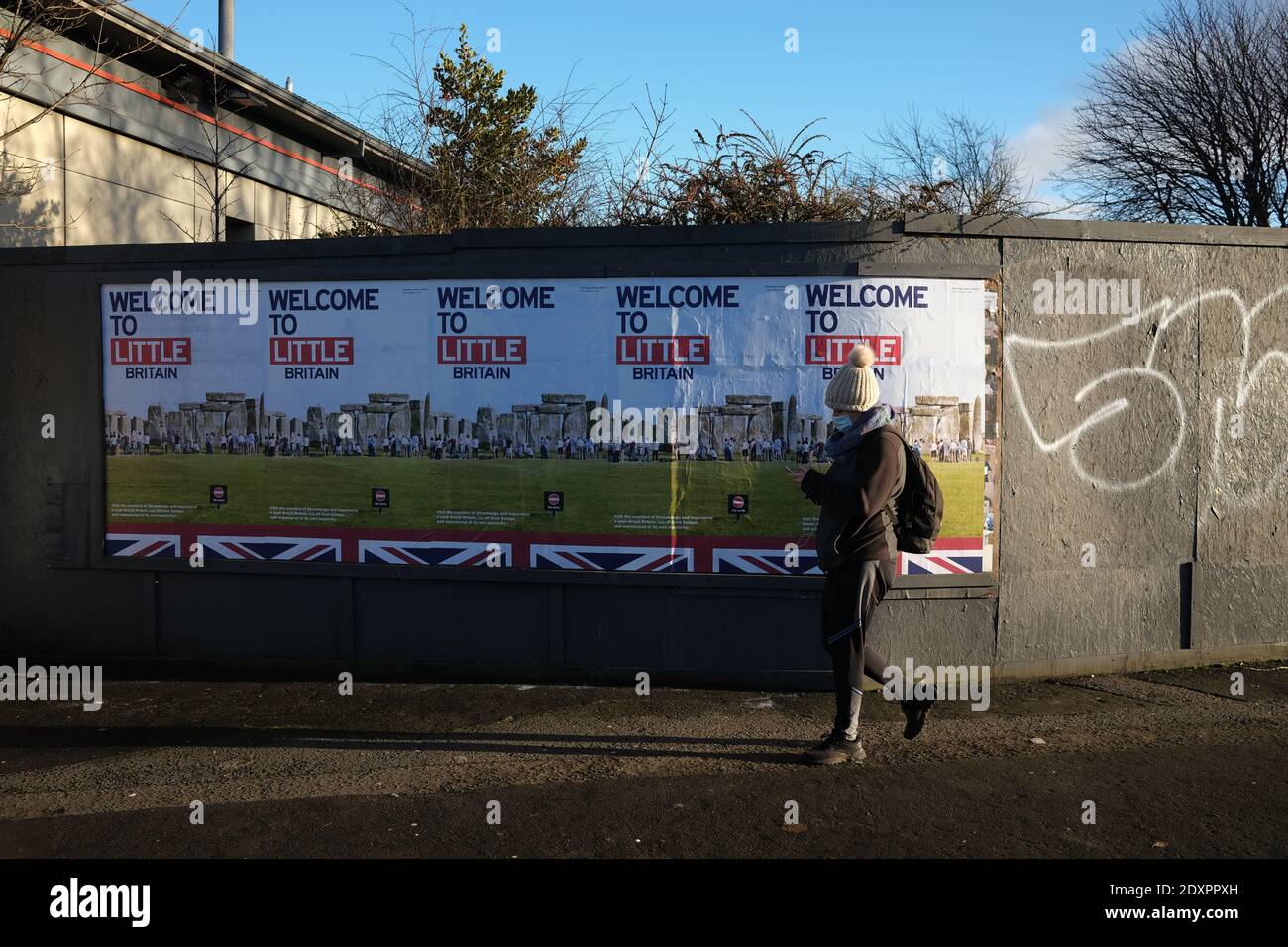 Glasgow, Regno Unito, 24 dicembre 2020. Una nuova campagna per poster, "Welcome to Little Britain" del fotografo Simon Roberts, appare sui cartelloni mentre il Regno Unito e l'Unione europea si preparano ad annunciare che è stato raggiunto un accordo sul Regno Unito che lascia l'Unione europea. Photo credit: Jeremy Sutton-Hibbert/ Alamy Live News. Foto Stock