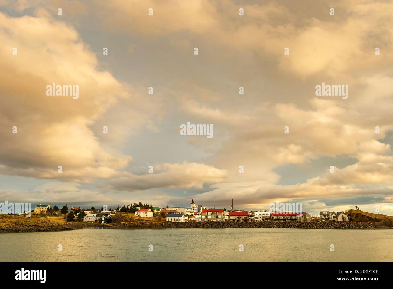 Vista della piccola città di Borgarnes nell'Islanda occidentale. Foto Stock