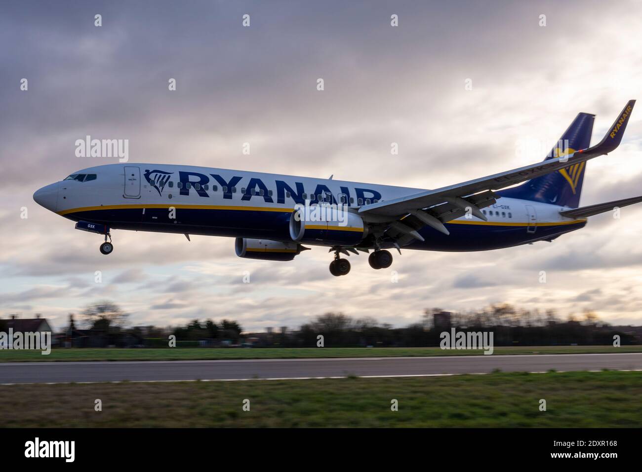 Aeroporto Southend di Londra, Essex, Regno Unito. 24 Dic 2020. Un aereo di linea Ryanair Boeing 737 è arrivato da Malaga, Spagna, come numero di volo FR2191, durante i divieti di viaggio che interessano l'area locale dell'Essex. Essex è nel livello 4 e la Spagna hanno vietato l'arrivo dei viaggiatori britannici. Ryanair ha annunciato che un numero limitato di voli opereranno tra il 23 dicembre e il 3 gennaio 2021 verso i paesi dell'UE che hanno vietato ai residenti del Regno Unito di facilitare il rimpatrio e i viaggi essenziali Foto Stock