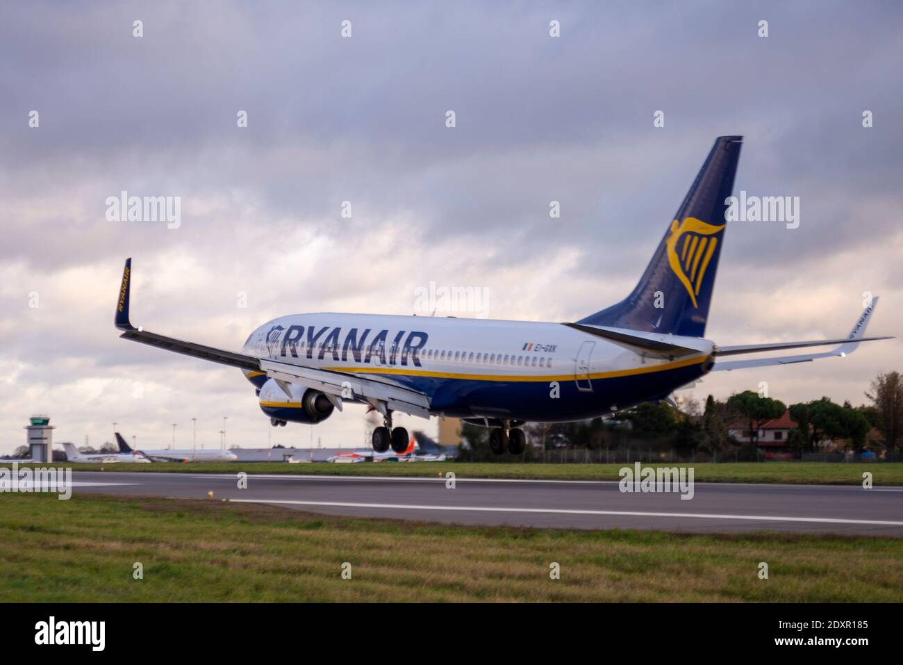 Aeroporto Southend di Londra, Essex, Regno Unito. 24 Dic 2020. Un aereo di linea Ryanair Boeing 737 è arrivato da Malaga, Spagna, come numero di volo FR2191, durante i divieti di viaggio che interessano l'area locale dell'Essex. Essex è nel livello 4 e la Spagna hanno vietato l'arrivo dei viaggiatori britannici. Ryanair ha annunciato che un numero limitato di voli opereranno tra il 23 dicembre e il 3 gennaio 2021 verso i paesi dell'UE che hanno vietato ai residenti del Regno Unito di facilitare il rimpatrio e i viaggi essenziali Foto Stock