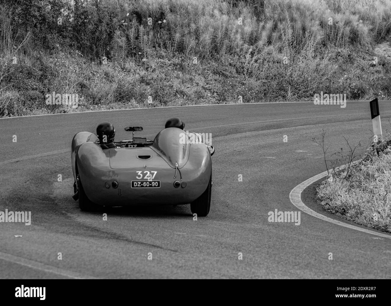 CAGLI , ITALY - OTT 24 - 2020 : MASERATI 200 S1955 su una vecchia auto da corsa nel rally Mille miglia 2020 la famosa corsa storica italiana (1927-1957) Foto Stock