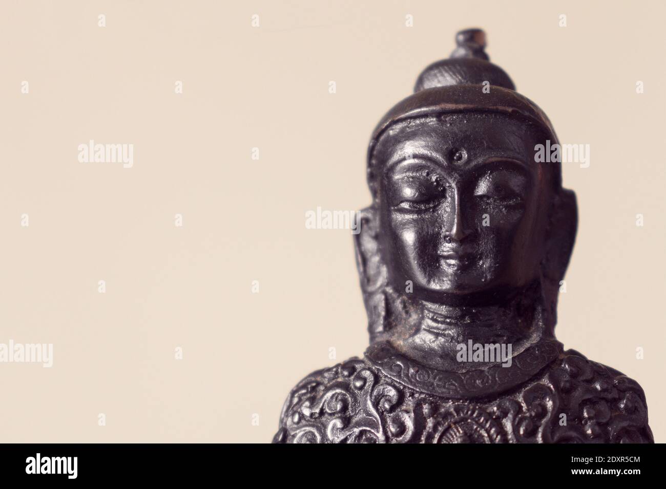 Primo piano di una statua di Buddha contro Set Sail Champagne colore (trend colore 2021) sfondo. Spazio di copia. Foto Stock